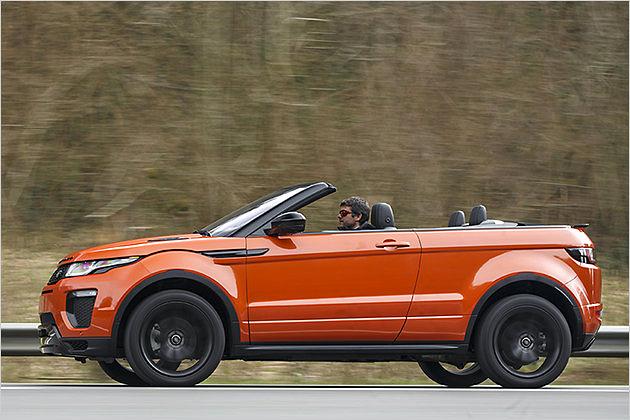 Durch die hohe Seitenlinie sieht man als Fahrer vielleicht etwas verloren aus, die schicken Proportionen der geschlossenen Evoque-Brüder sind aber nach wie vor da