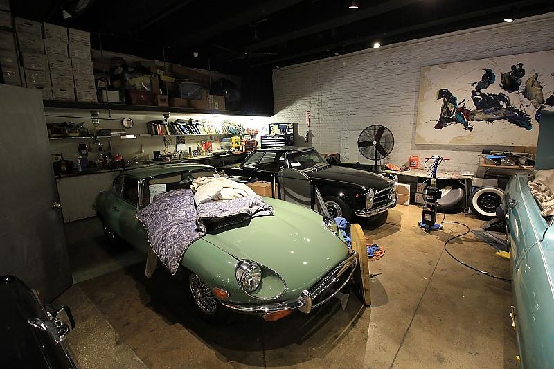 Ein Jaguar XKE von 1970 wird gerade auf Hochglanz gebracht.