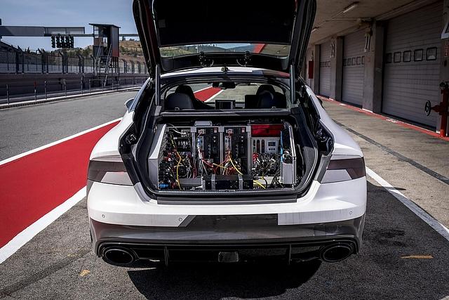 Der Laderaum des RS7 ist vollgepüackt mit Elektronik