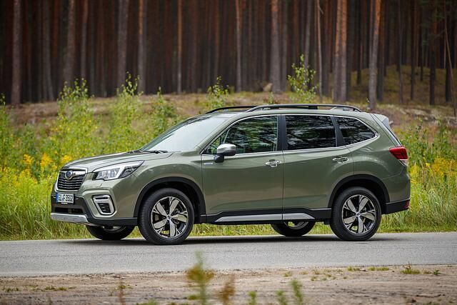 Die fünfte Generation des japanischen SUV fährt dann ausschließlich mit einem 110 kW/150 PS starken 2,0-Liter-Boxermotor mit Mildhybridfunktion vor