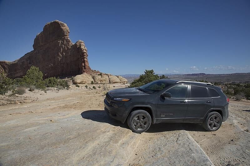 Der Allrad-Antrieb wuchtet den Jeep Cherokee 3.2 über die Steintreppe