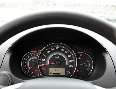 Die Armaturen bekommen einen Drehzahlmesser spendiert. Die ECO-Anzeige auf der rechten Seite signalisiert die Umweltbelastung je nach Fahrweise.