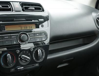 Die Bedienung geht mit großen Tasten und intuitiver Oberfläche schnell von der Hand. Das Radio ist in der BASIS-Ausstattungslinie nicht integriert. Übrigens gibt es auch einen USB-Anschluss, der sich im Handschuhfach verbirgt.