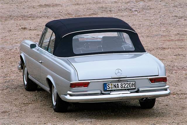 Wer elitärere Eleganz bevorzugte, konnte den 3,5-Liter-V8 auch in den exorbitant teuren zweitürigen Coupés und Cabriolets der Serie W111 ordern