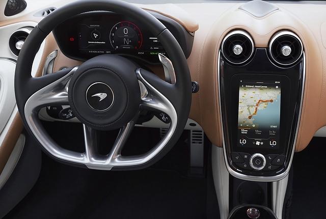 Typisches McLaren-Cockpit mit kleinem Tablet