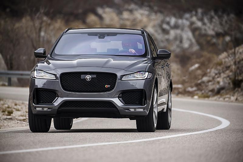 Der Jaguar F Pace 3.0 S steht kräftig auf der Straße