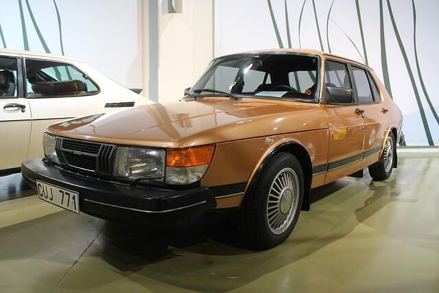 Saab bietet zusätzlich den viertürigen 900 Sedan als Turbo an