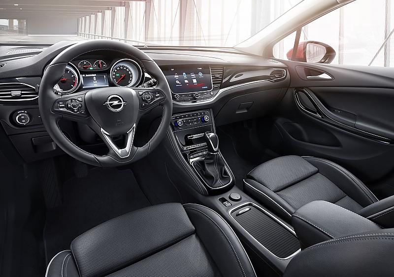 Fast schon edel wirkt sein Interieur.