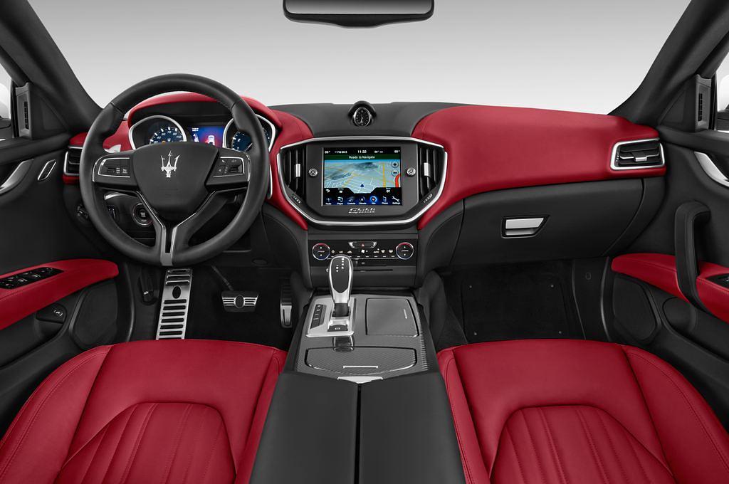 Maserati Ghibli (Baujahr 2015) S Q4 4 Türen Cockpit und Innenraum