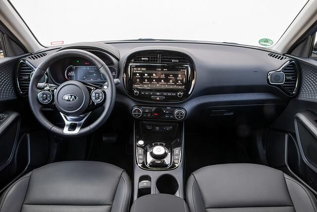 Das Cockpit ist modern, ergonomisch und gut verarbeitet, die Materialqualität ist durchschnittlich