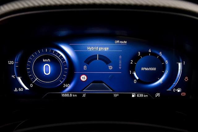 Je nach Fahrprogramm wecheslt im Ford Puma die Farbe des optionalen digitalen Kombiinstruments