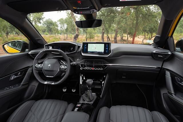 Auch Innen setzt Peugeot auf Avantgarde. Erneut kommt das sogenannte iCockpit zum Einsatz, bei dem man über das flach stehende Lenkrad auf die digitalen Instrumente schau