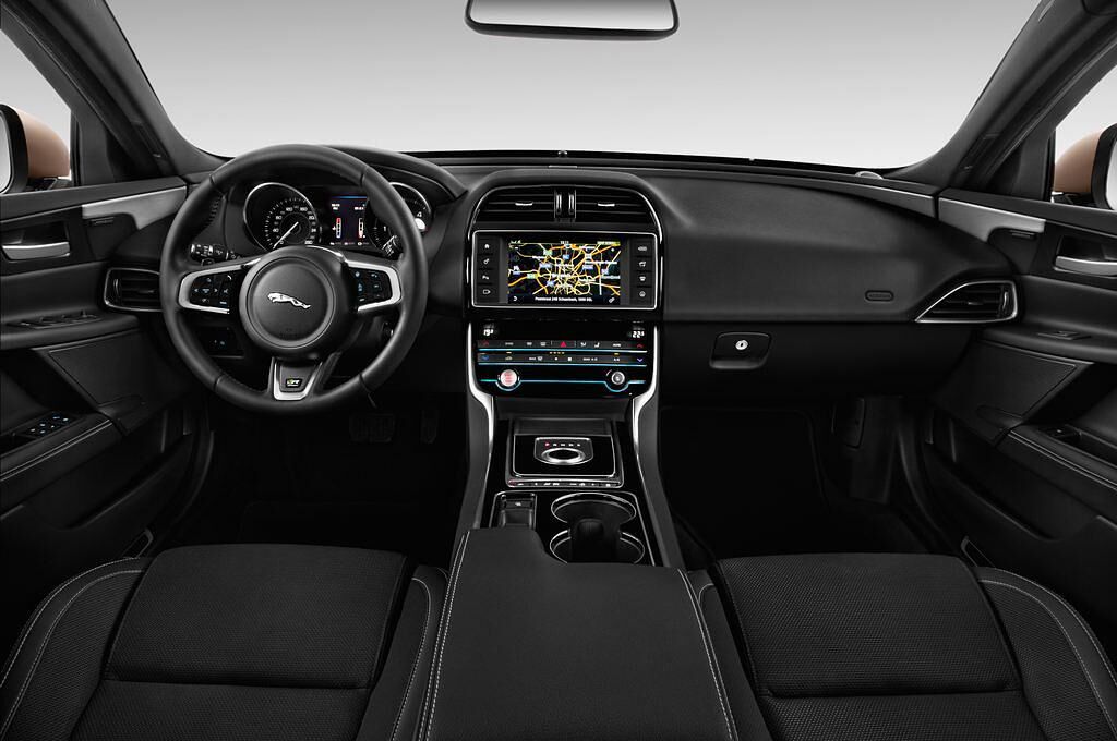 Jaguar XE (Baujahr 2016) R-Sport 4 Türen Cockpit und Innenraum
