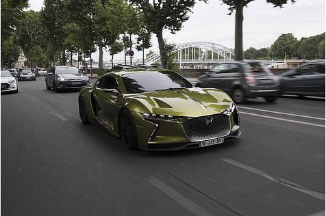 Das Gesicht in der Menge: Der DS E-Tense fällt auf