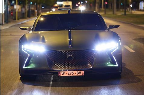Das LED-Licht leuchtet die Straße gut aus
