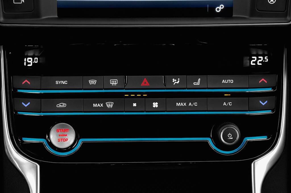 Jaguar XE (Baujahr 2016) R-Sport 4 Türen Temperatur und Klimaanlage