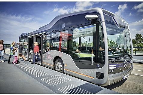 Mercedes Bus der Zukunft - automatisch öffnen und schließen sich die Türen