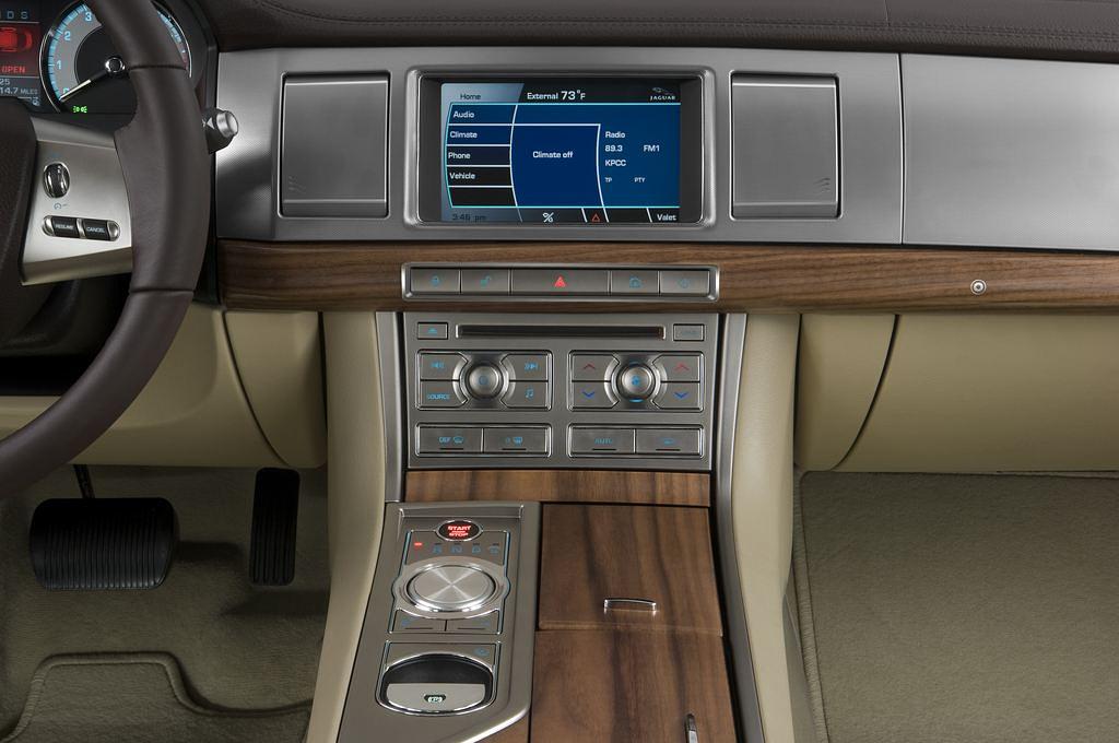 Jaguar XF (Baujahr 2011) Luxury 4 Türen Mittelkonsole
