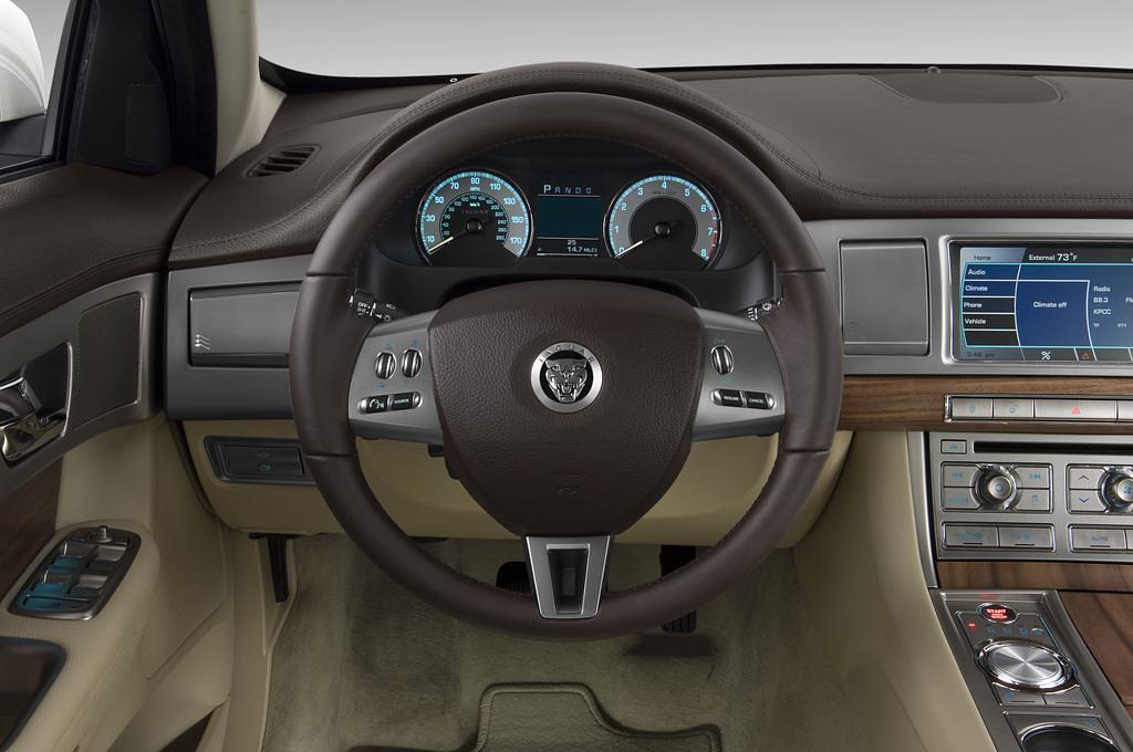 Jaguar XF (Baujahr 2011) Luxury 4 Türen Lenkrad
