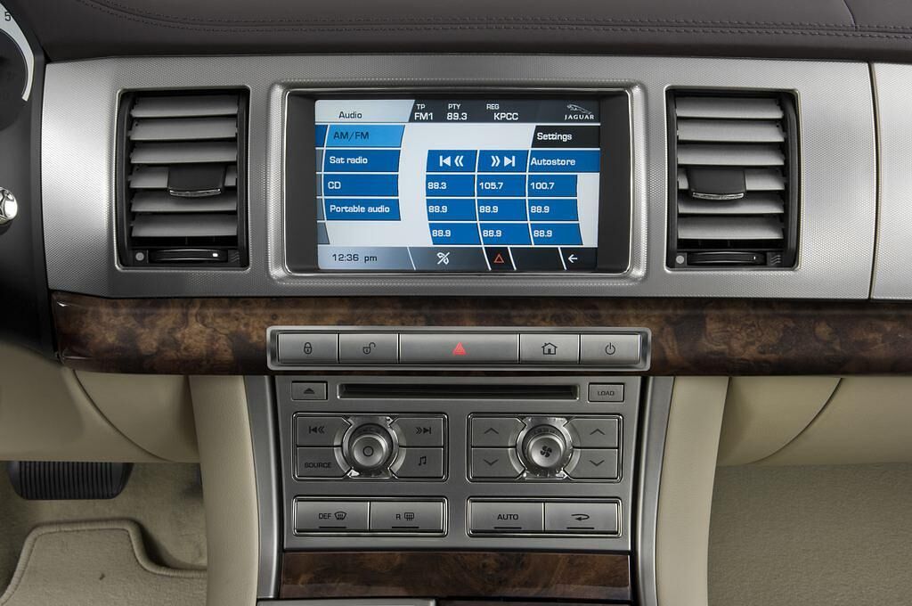 Jaguar XF (Baujahr 2011) Premium Luxury 4 Türen Radio und Infotainmentsystem