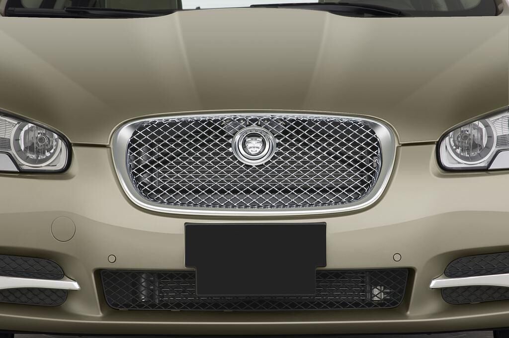Jaguar XF (Baujahr 2011) Premium Luxury 4 Türen Kühlergrill und Scheinwerfer