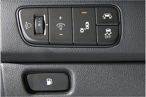 Einen Totwinkelassistent (Taste mit Leuchte) und einen aktiv eingreifenden Spurhalteassistenten (rechts oben) gibt es ebenso