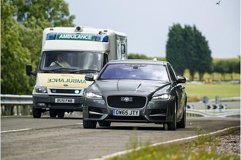 Vor einem herannahenden Rettungswagen wird in Zukunft gewarnt.