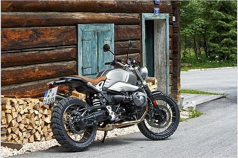 Neben Holz gehört auch die BMW R nineT Scrambler vor die Hütte des stilbewussten Naturburschen