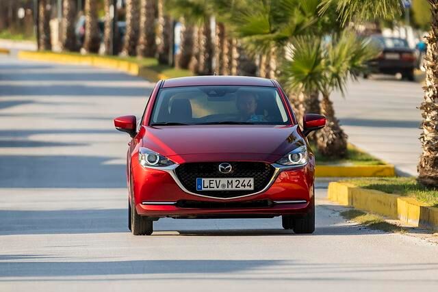 Die aufgefrischten Versionen kommen mit neuem Kühlergriff und modifizierten Leuchten vorgefahren, nehmen die Designelemente des größeren Bruders Mazda3 auf