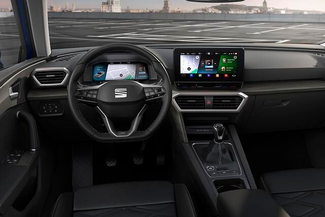 Das Cockpit des neuen Leon ist auf den ersten Blick gar nicht so einfach vom Golf-Cockpit zu unterscheiden
