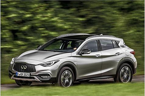 Weil er 30 Millimeter höher ist als sein Kompakt-Bruder Infiniti Q30, kriegt der QX 30 straffere Federn. Es hilft dem Fahrverhalten