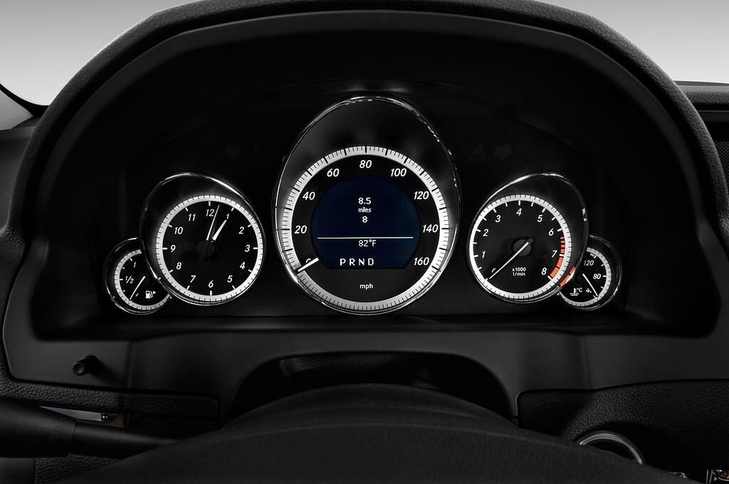 Mercedes E-Class (Baujahr 2010) - 2 Türen Tacho und Fahrerinstrumente