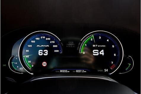 Im Sport-Fahrmodus verändern die Anzeigen ihr Aussehen