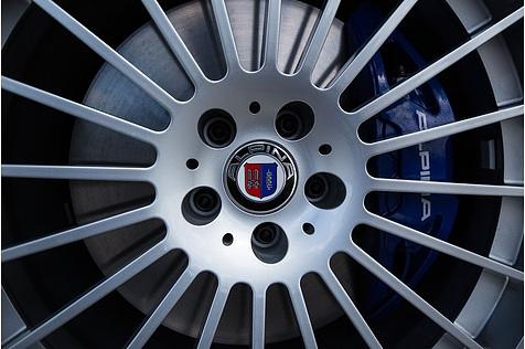 Typische Alpina-Felgen mit blauen Bremsbacken