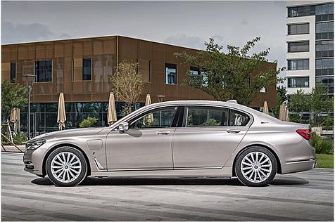 Ideal geeignet wäre das Auto für Ulrike Scharf, die bayerische Umweltministerin. Sie könnte im Fond stapelweise Gesetzesvorlagen unterschreiben