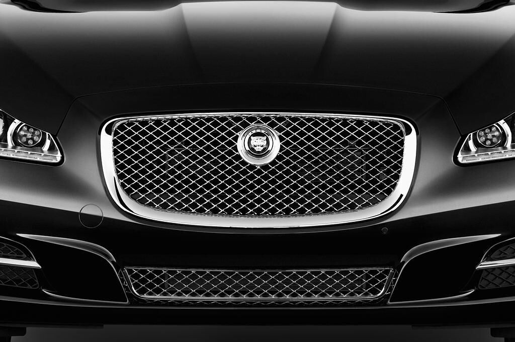 Jaguar XJ (Baujahr 2012) Supersport 4 Türen Kühlergrill und Scheinwerfer