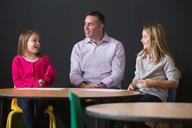 Bei Toyota sinnieren Sportler, wie der ehemalige Quarterback Kurt Warner zusammen mit ihren Kindern über das Vater-Sein