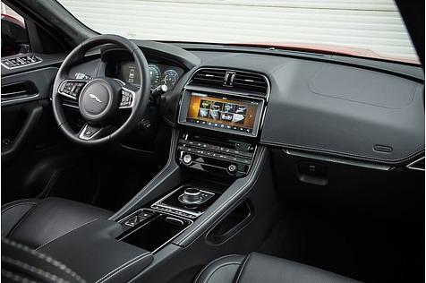 Das Cockpit ist wertig