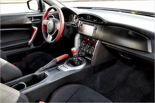 Auf Wunsch beleben rote Elemente das Cockpit