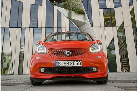 Das Brabus Smart Fortwo Cabrio hat eine deutlich aggressivere Optik, als die Serien-Version