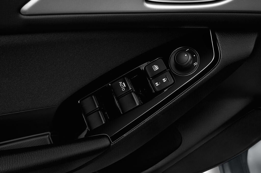Mazda Mazda3 (Baujahr 2017) Center-Line 4 Türen Bedienungselemente Tür