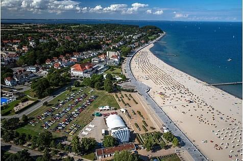 Die Teilnehmer der Beetle Sunshine Tour treffen sich jedes Jahr in Travemünde, nahe des Strandes