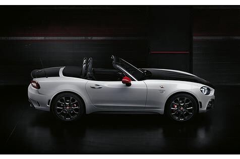 Mit einem Gewicht von 1.135 Kilogramm ist Fiat Abarth 124 Spider ein Leichtgewicht