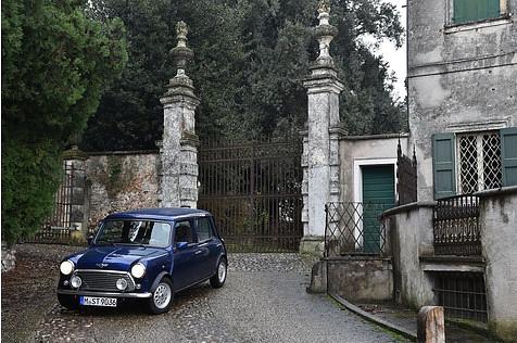 Der Classic Mini Four wiegt 820 Kilogramm