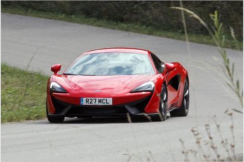 Die Balance des Mittelmotor-Supersportlers bleibt natürlich allererste Sahne