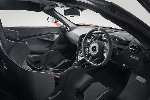 Auch im Innenraum gibt sich der McLaren 765LT betont sportlich