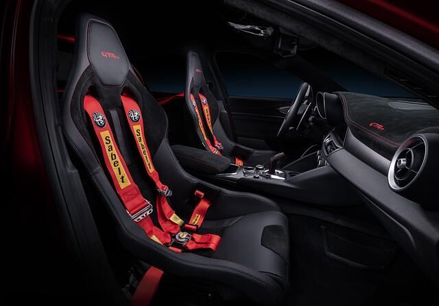 Zur Ausstattung des zweisitzigen Alfa Giulia GTAm gehören Schalensitze mit Sechspunktgurten