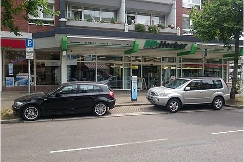 Ladesäule ja. Freier Parkplatz nein. Nicht nur in Essen gehört dieses Bild zum Alltag.