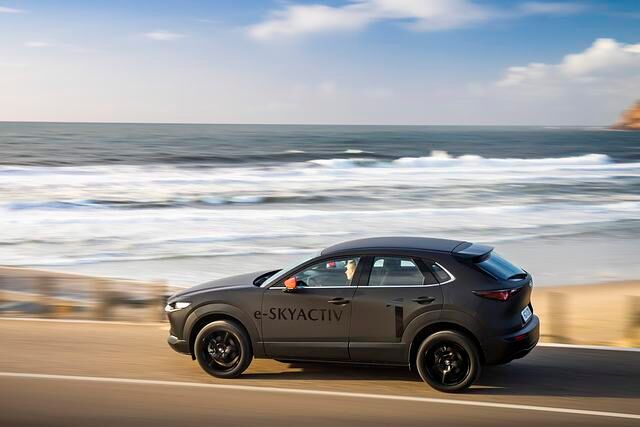 Den ersten echten Vorstoß in Richtung E-Mobilität lässt Mazda unter dem Oberbegriff e-Skyactiv firmieren