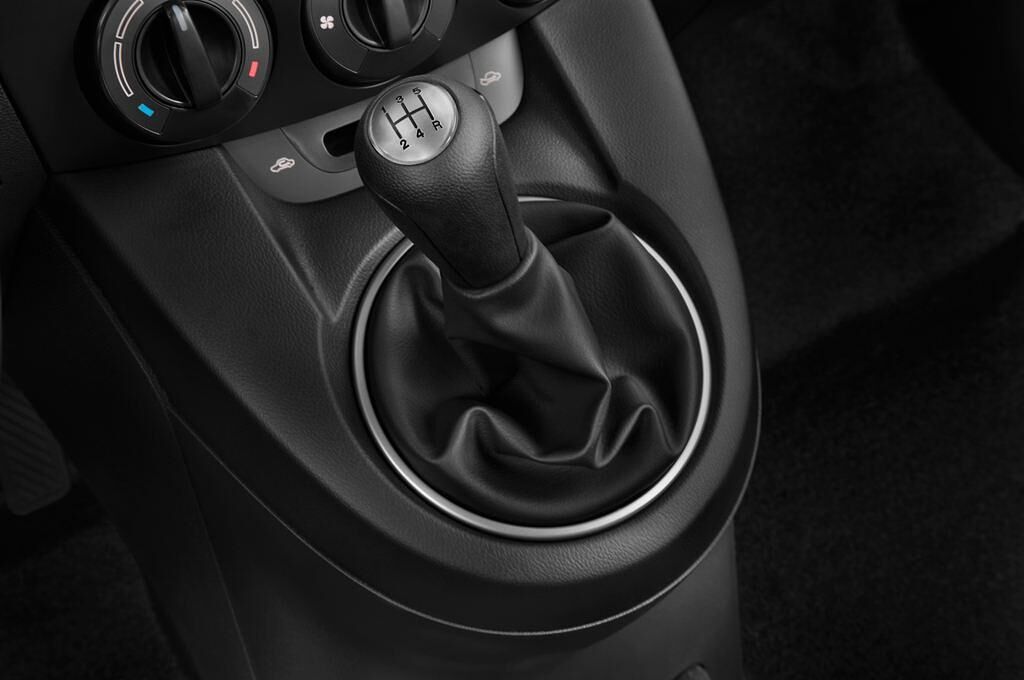 Mazda Mazda2 (Baujahr 2011) Center-Line 5 Türen Schalthebel